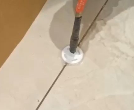 阿拉尔瓷砖空鼓维修公司专业解答瓷砖在铺贴过程中，如果没有涂抹均匀到位的粘结材料（如水泥砂浆或瓷砖胶），可能会导致以下问题